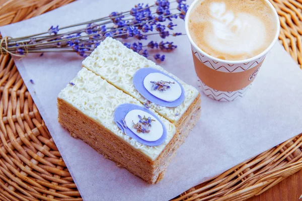 kek ve kahve bir kağıt bardak