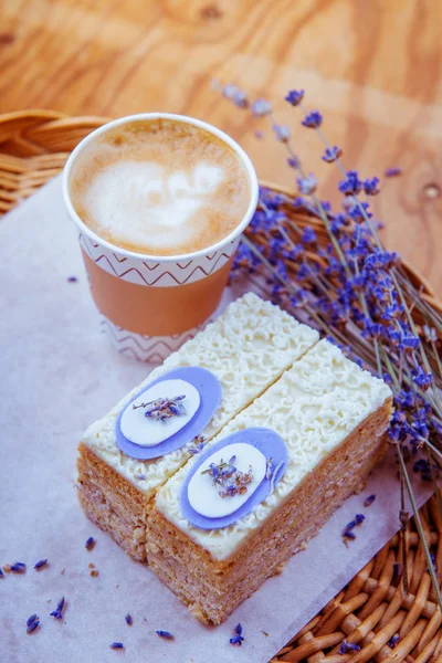 Gâteau Café Dans Une Tasse Papier — Photo