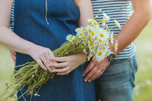 Zwangere Vrouw Met Man Buitenshuis Buik Close — Stockfoto