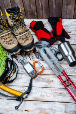 ahşap arka plan üzerinde tırmanma ekipman