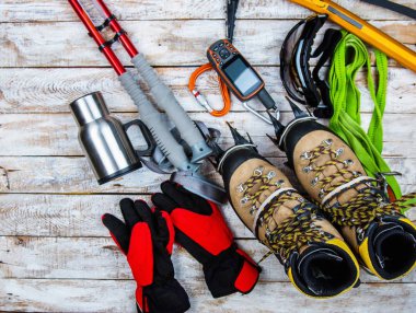 ahşap arka plan üzerinde tırmanma ekipman