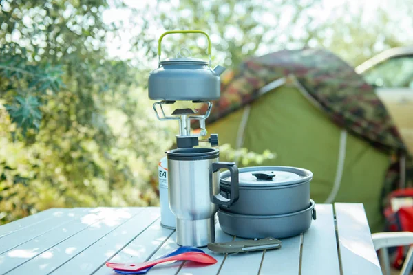 設定屋外キャンプの調理器具 — ストック写真