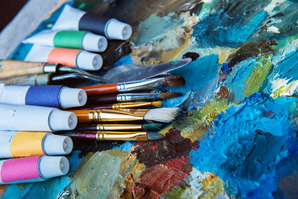 масляные краски, палитры, кисти для рисования
