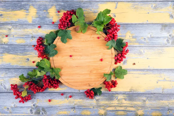 Viburnum Auf Einem Hölzernen Hintergrund Ein Leerer Teller Für Text — Stockfoto