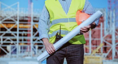 site oluşturmaya çalışan inşaat mühendisi