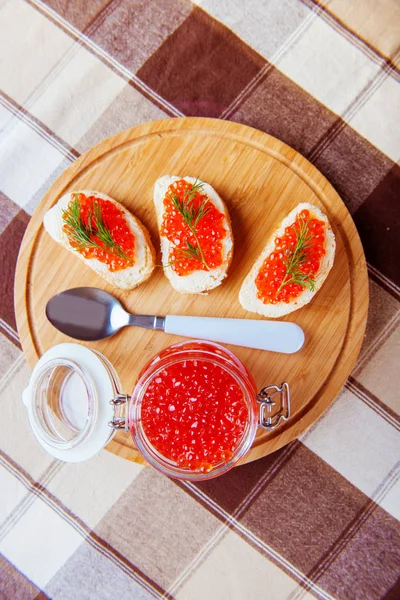 Sanduíches Caviar Vermelho Placa Fundo Madeira — Fotografia de Stock