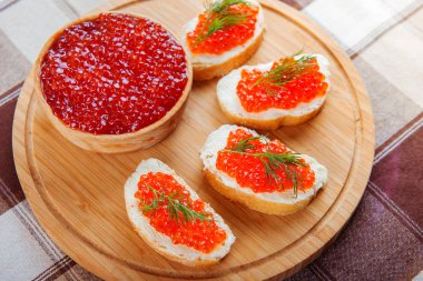 Kırmızı havyar ile sandviç