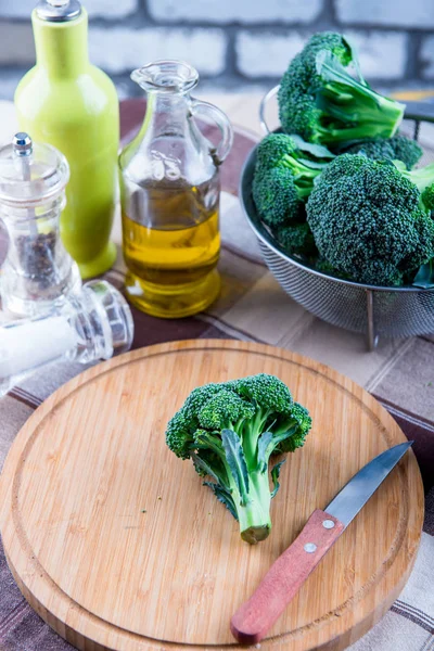 Broccoli Met Specerijen Zout Olijfolie Een Houten Achtergrond — Stockfoto