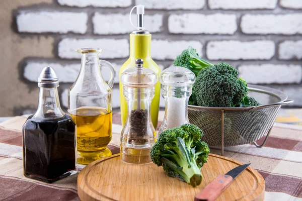 Brokoli Dengan Rempah Rempah Garam Dan Minyak Zaitun Pada Latar — Stok Foto