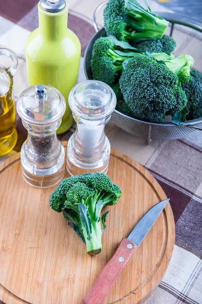 Broccoli Met Specerijen Zout Olijfolie Een Houten Achtergrond — Stockfoto