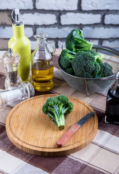 Broccoli Con Spezie Sale Olio Fondo Legno — Foto Stock