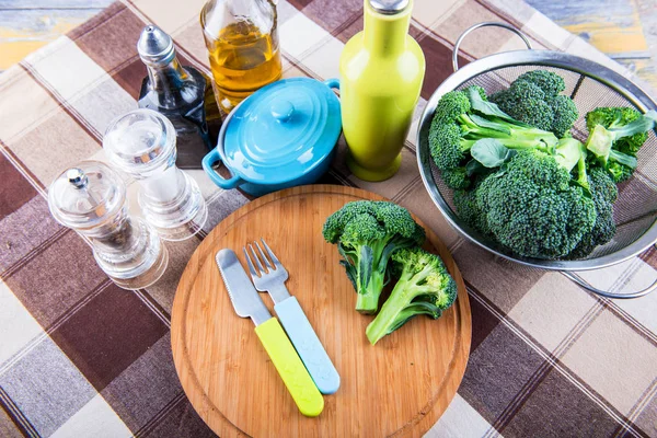 Broccoli Met Specerijen Zout Olijfolie Een Houten Achtergrond — Stockfoto