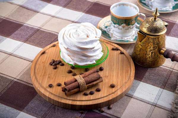 Belle Meringue Blanche Sur Une Assiette Une Tasse Avec Cezve — Photo