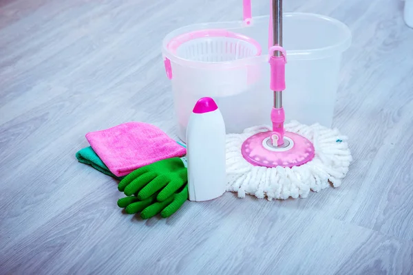 Emmer Dweil Voor Het Reinigen Van Vloeren Reinigen Vloer Kamer — Stockfoto