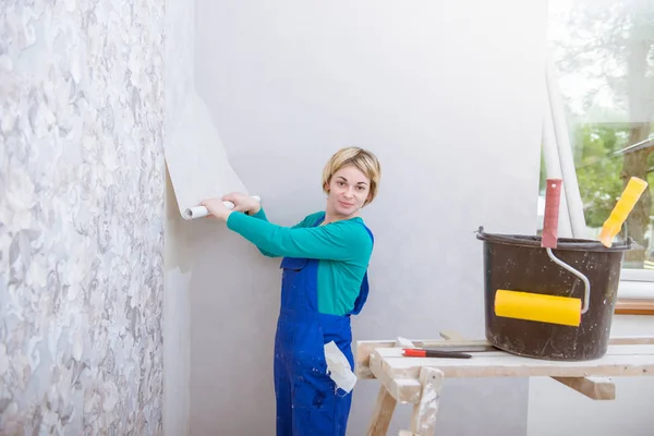 Wallpaper Gluing Girl Doing Repairs — Stock Photo, Image