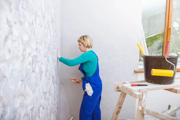 Fondos Pantalla Pegado Chica Haciendo Reparaciones — Foto de Stock