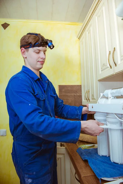 Een Loodgieter Die Werken Keuken — Stockfoto