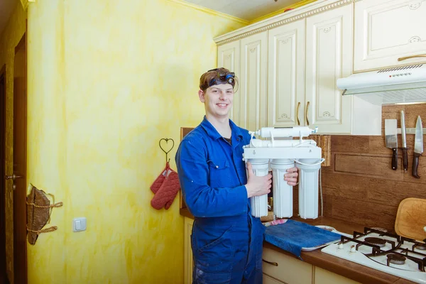 Een Loodgieter Die Werken Keuken — Stockfoto