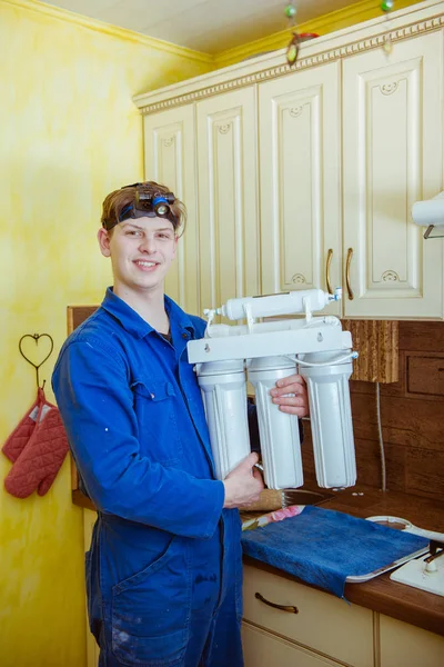 Een Loodgieter Die Werken Keuken — Stockfoto