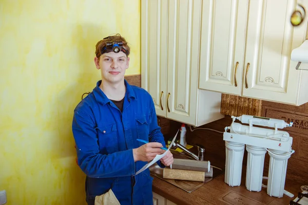 Een Loodgieter Die Werken Keuken — Stockfoto