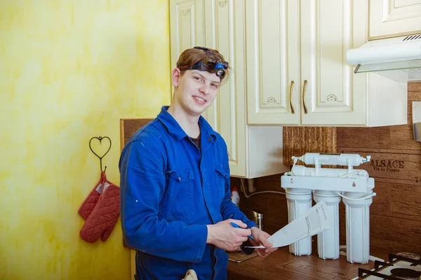 Encanador Que Trabalha Cozinha — Fotografia de Stock