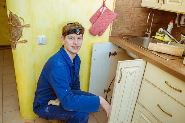 Mutfakta Çalışan Bir Tesisatçı — Stok fotoğraf