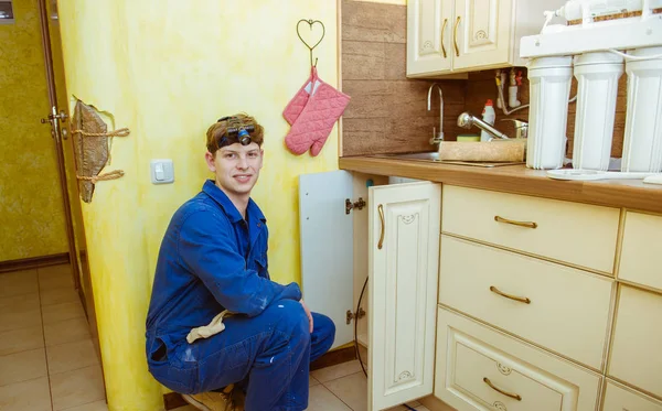 Сантехник Работающий Кухне — стоковое фото