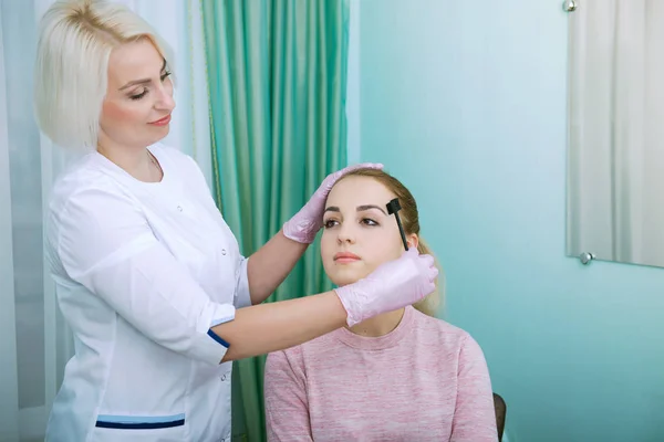 Jonge Vrouw Procedure Van Wenkbrauw Permanente Make Schoonheidssalon Ondergaan Gezichts — Stockfoto