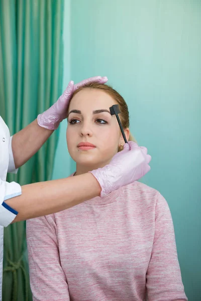 Jonge Vrouw Procedure Van Wenkbrauw Permanente Make Schoonheidssalon Ondergaan Gezichts — Stockfoto