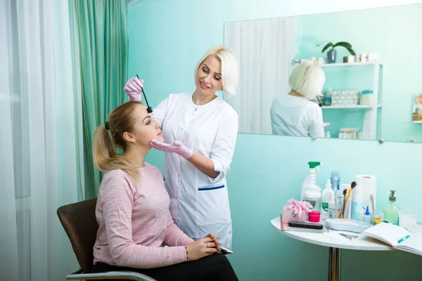 Young Woman Undergoing Procedure Eyebrow Permanent Makeup Beauty Salon Face — Stock Photo, Image