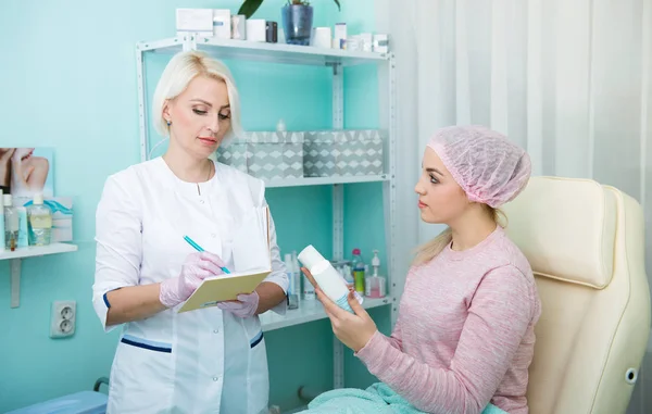 Kosmetyczki Pacjent Gabinecie Kosmetycznym Kosmetolog Pomaga Wybrać Krem Twarzy — Zdjęcie stockowe