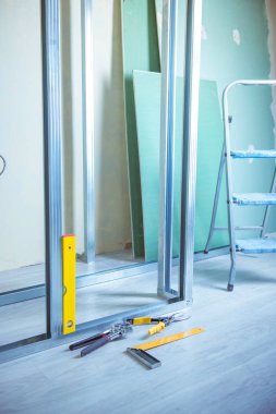 metal profilleri ve alçı panoları yükleme için donatım