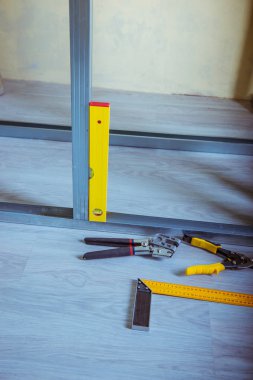 metal profilleri ve alçı panoları yükleme için donatım