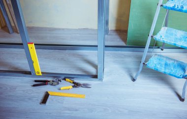 metal profilleri ve alçı panoları yükleme için donatım