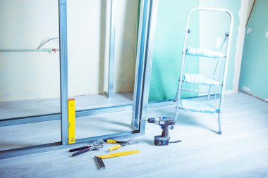 metal profilleri ve alçı panoları yükleme için donatım