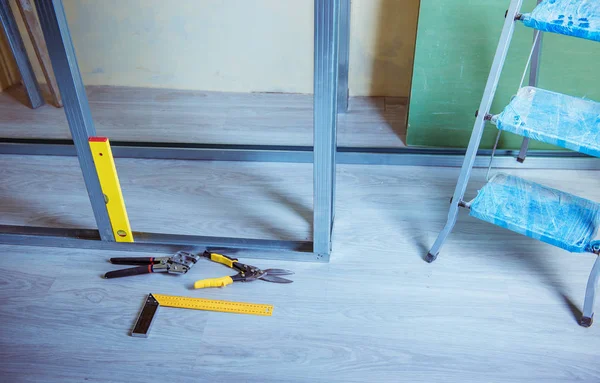 metal profilleri ve alçı panoları yükleme için donatım