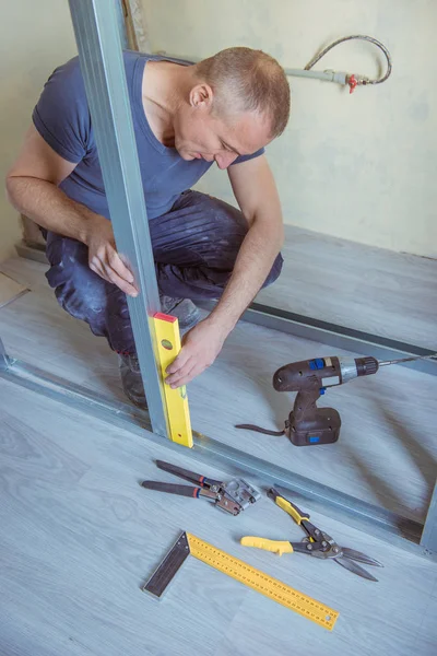 Male Builder Installs Metal Ceiling Profile — Stock Photo, Image