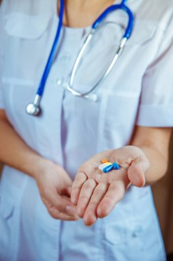 Doktor hap closeup ile elleri