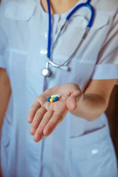 Händerna Läkare Med Piller Närbild — Stockfoto
