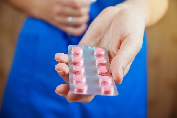 Manos Del Médico Con Pastillas Primer Plano — Foto de Stock