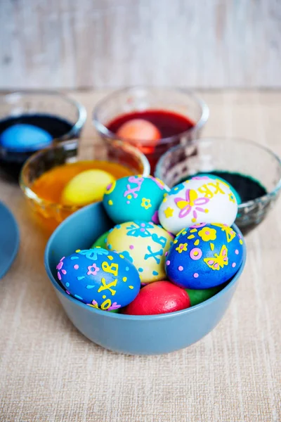 Œufs Pâques Dans Des Assiettes Couleur Alimentaire Décoration Des Œufs — Photo