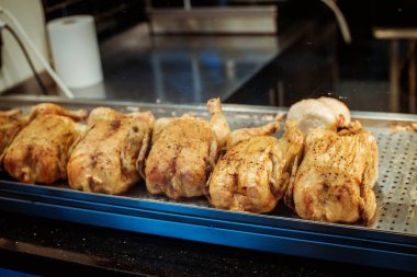 bir süpermarket tezgahında rotisserie ızgara tavuk, ızgara tavuk