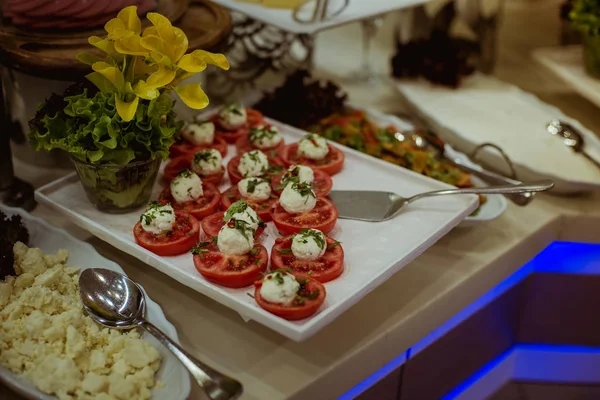 Käsejause Mit Tomaten Caprese Salat — Stockfoto