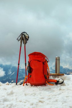  sırt çantası ve karda direkleri rekking. kış manzara. dağcılık ekipmanları