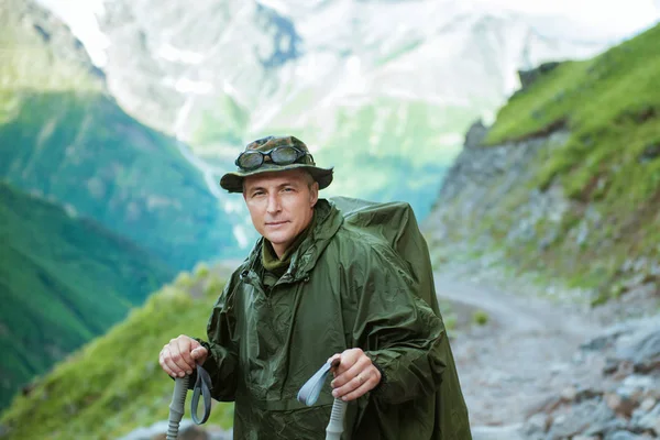 Turista Hombre Con Mochila Bastones Trekking Viaja Las Montañas —  Fotos de Stock