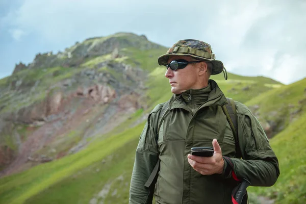 Male Tourist Backpack Looking Navigator Gps — Stock Photo, Image