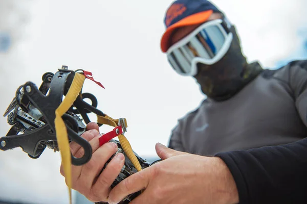 Escalador Sostiene Sus Manos Crampones Equipo Alpinismo — Foto de Stock