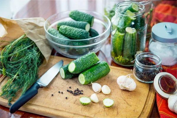 Gurkor Färska Och Ingredienser För Bevarande Förberedelse Marinerad Saltade Gurkor — Stockfoto