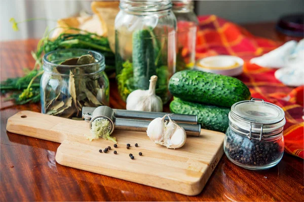 Gurkor Färska Och Ingredienser För Bevarande Förberedelse Marinerad Saltade Gurkor — Stockfoto
