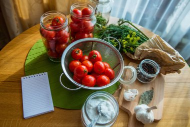 Taze domates ve koruma için malzemeler. Hazırlama Marine tuzlu domates 